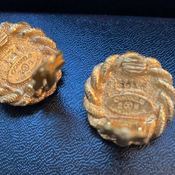 Authentic Chanel Vintage Faux Pearl Clip On Earrings - Picture 5 of 9